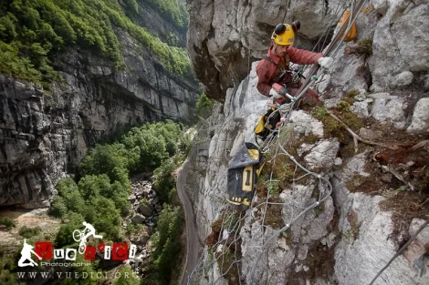 Ouvrier équipé lors intervention acrobatique en hauteur
