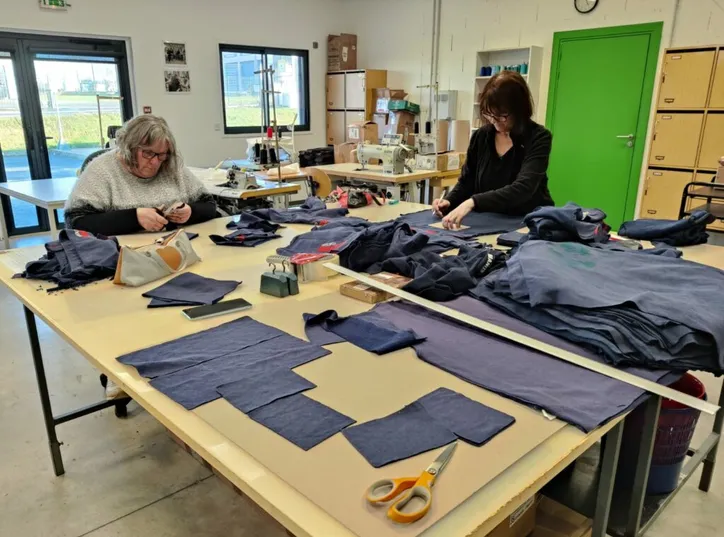Atelier de confection partenaire : pièces en cours d'assemblage
