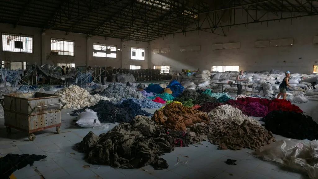 Textiles professionnels collectés et triés par matière avant valorisation