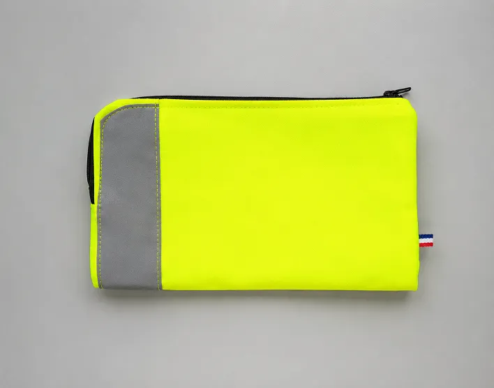 Trousse confectionnée à partir d'un gilet EPI recyclé